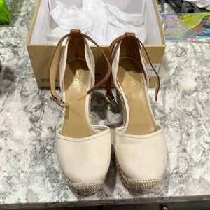Michael Kors Kendrick Wedge in Light Cream Size 7